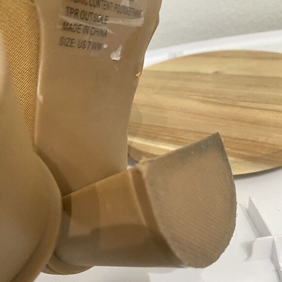 Torrid Womens New Beige Chunky Heel Y2K 90s Thong Heel Sandals Size 7 WW - Picture 3 of 12